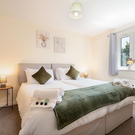 Spacious 4 Bedroom, Perfect For Contractors, Families, Private Parking Royal Wootton Bassett Zewnętrze zdjęcie