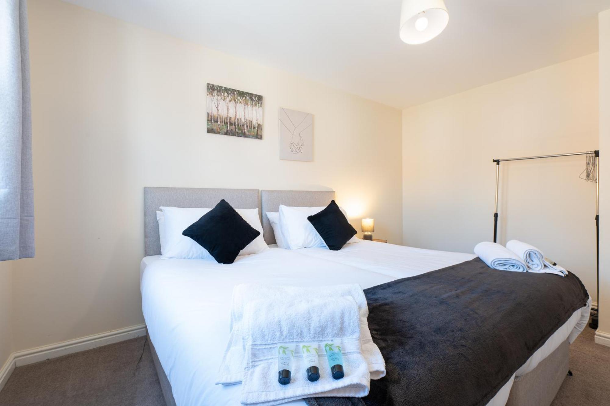 Spacious 4 Bedroom, Perfect For Contractors, Families, Private Parking Royal Wootton Bassett Zewnętrze zdjęcie