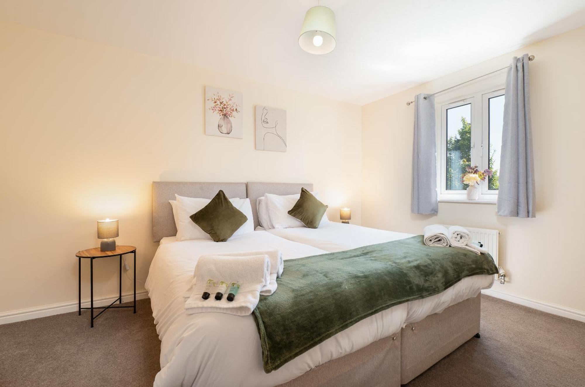 Spacious 4 Bedroom, Perfect For Contractors, Families, Private Parking Royal Wootton Bassett Zewnętrze zdjęcie
