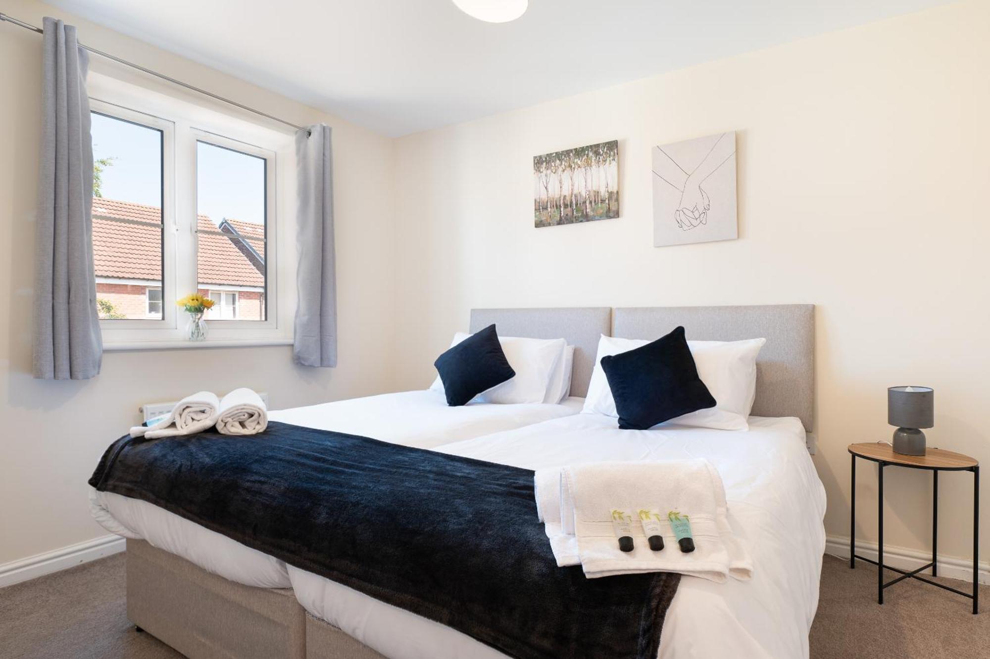Spacious 4 Bedroom, Perfect For Contractors, Families, Private Parking Royal Wootton Bassett Zewnętrze zdjęcie